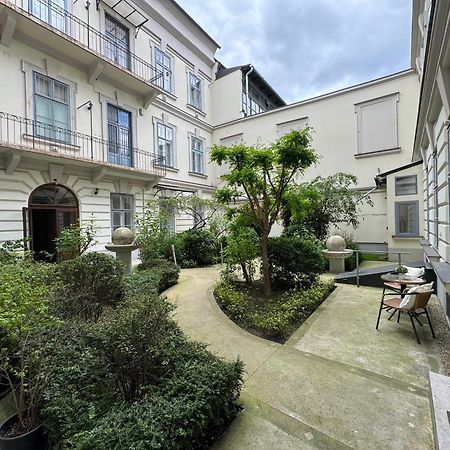 Hidden Gem With Terrace On The Andrassy Fashion Road Apartment Budapest Bagian luar foto