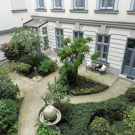 Hidden Gem With Terrace On The Andrassy Fashion Road Apartment Budapest Bagian luar foto