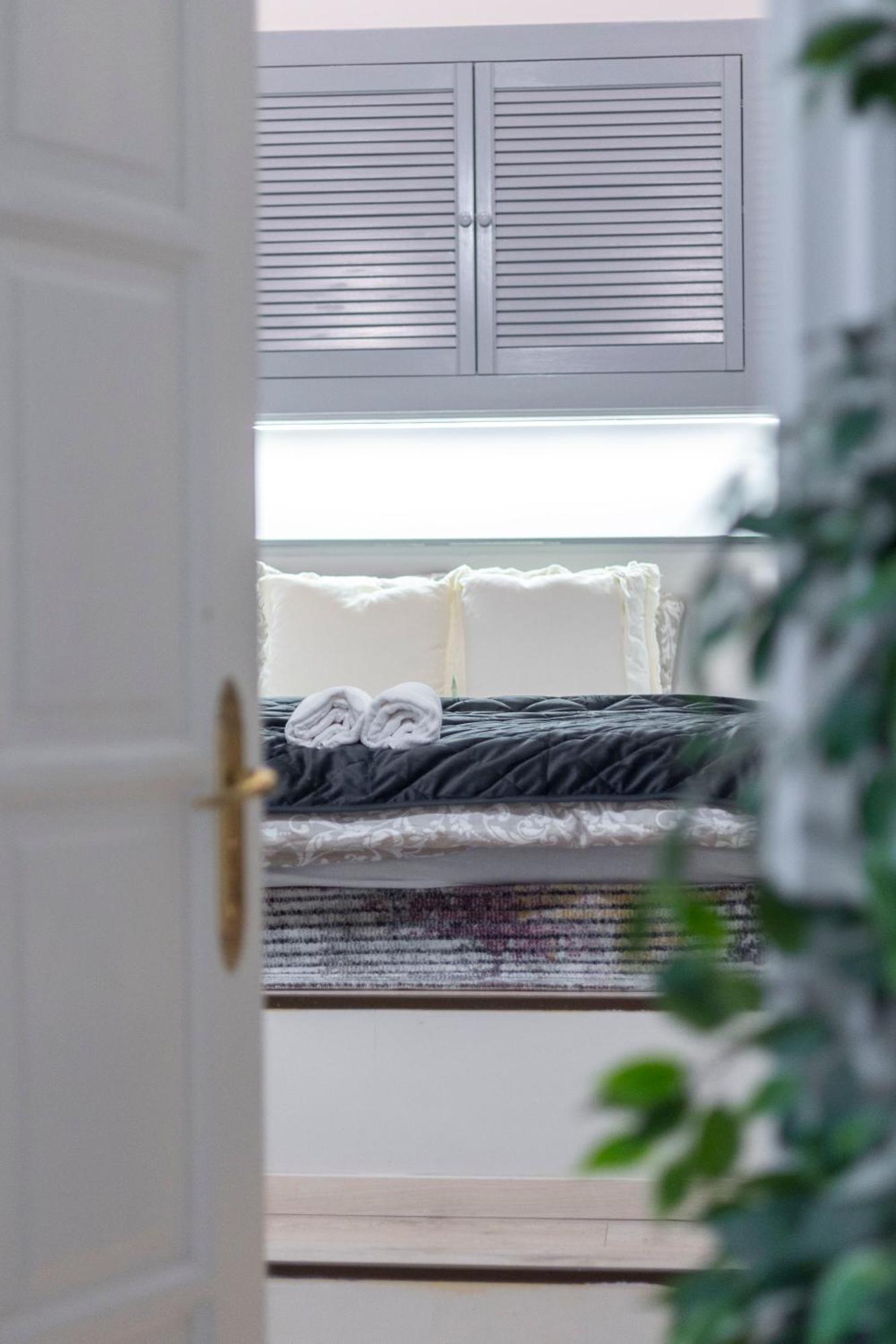 Hidden Gem With Terrace On The Andrassy Fashion Road Apartment Budapest Bagian luar foto