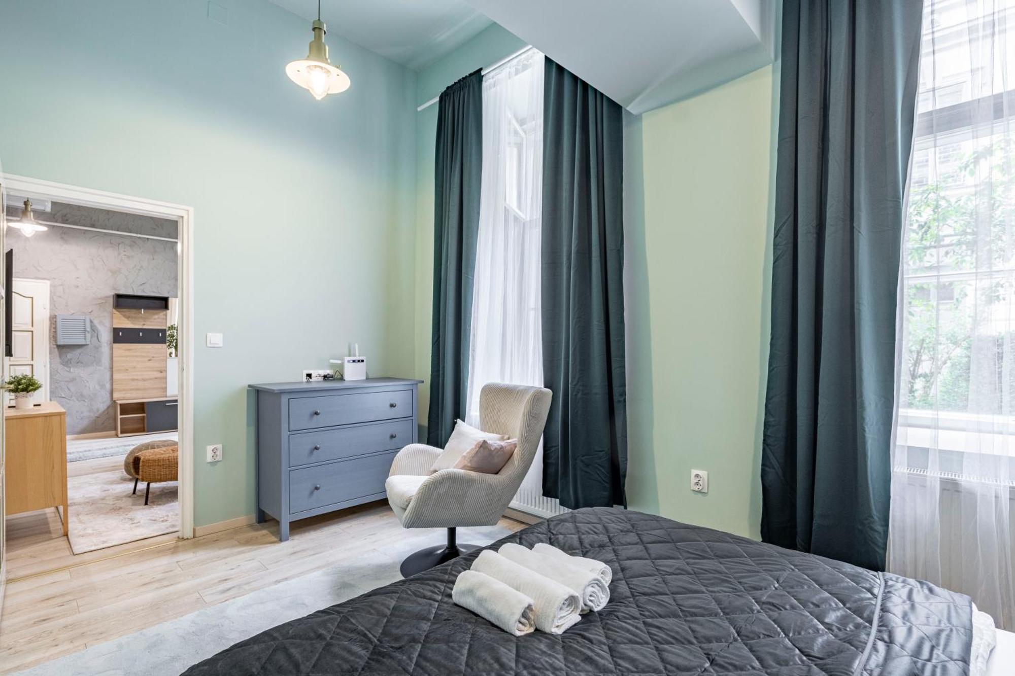 Hidden Gem With Terrace On The Andrassy Fashion Road Apartment Budapest Bagian luar foto