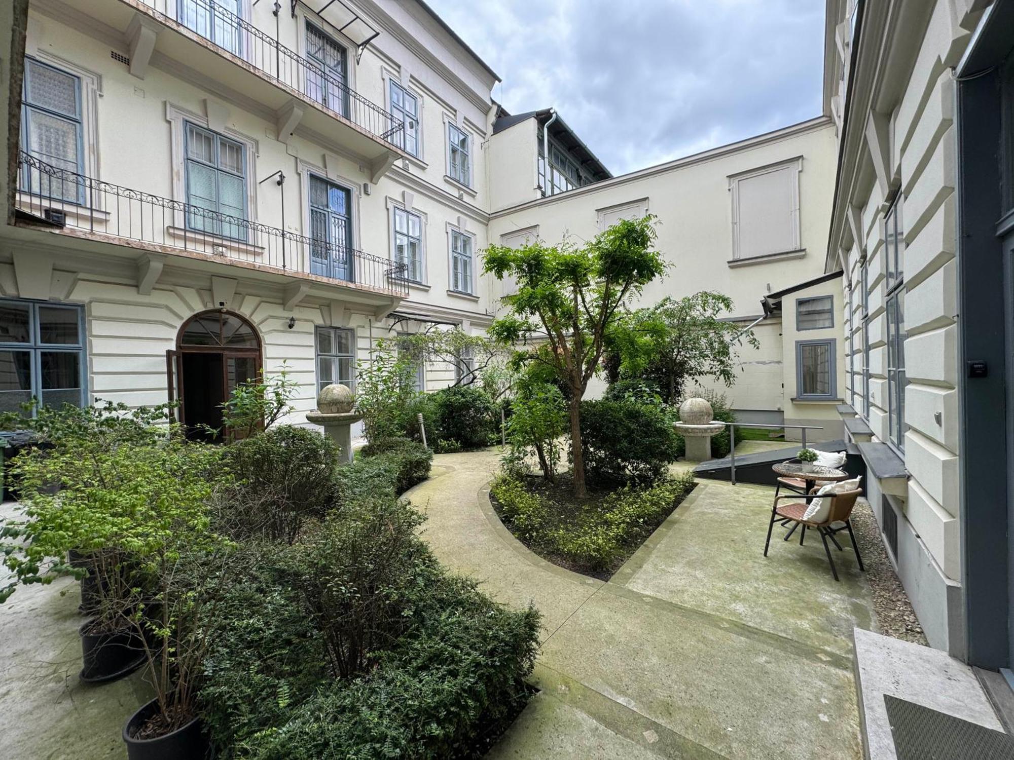 Hidden Gem With Terrace On The Andrassy Fashion Road Apartment Budapest Bagian luar foto